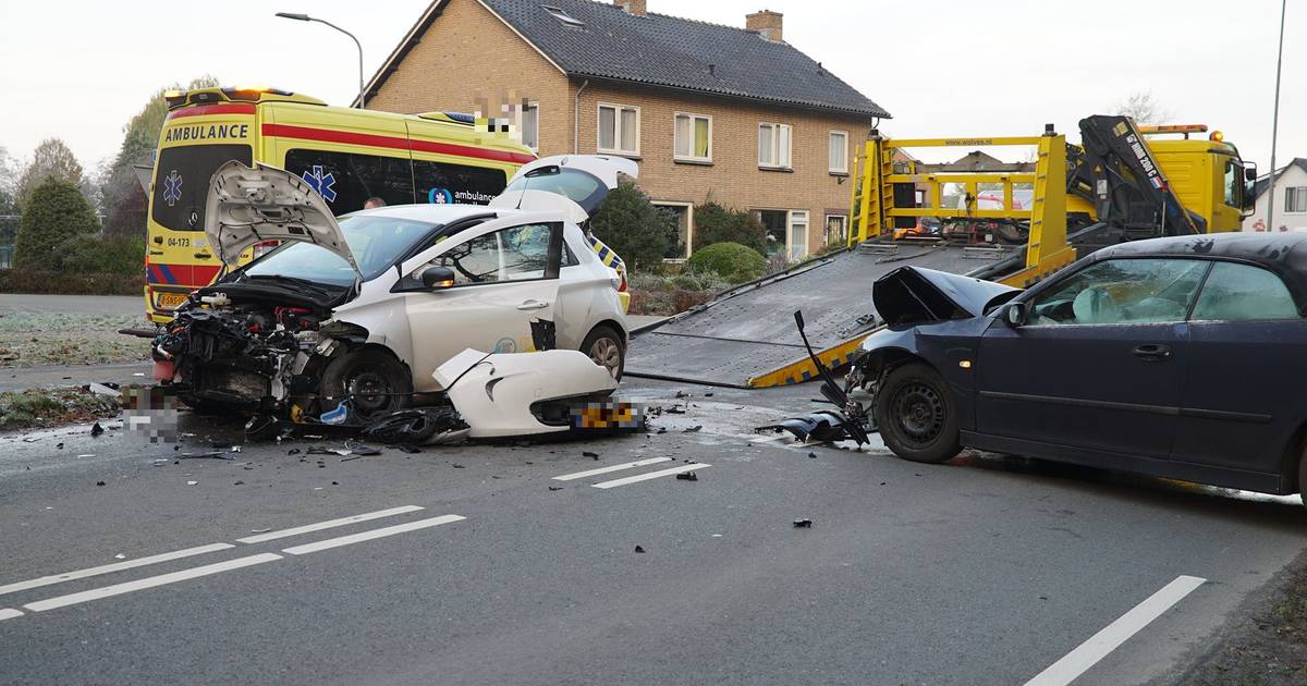 Ravage na frontale botsing in Twello; verkeer vanaf A1 muurvast.