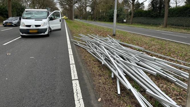 Bestelbus verliest lading aluminium strips op N65 bij Helvoirt