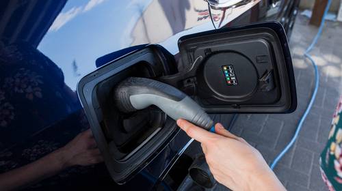 Elektrische auto nog altijd 10.000 euro duurder
