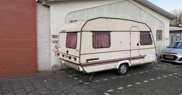 Joshua krijgt na dramatische diefstal nieuwe ‘mobiele daklozenopvang' van gulle gever in Tilburg .