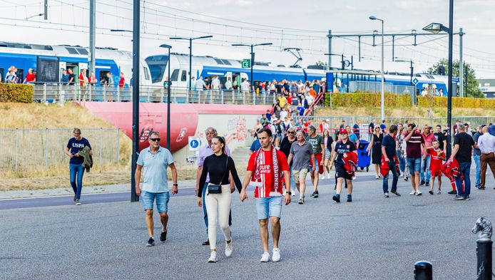 Het gebruikelijke beeld bij een thuiswedstrijd van FC Twente supporters die met de trein komen.
