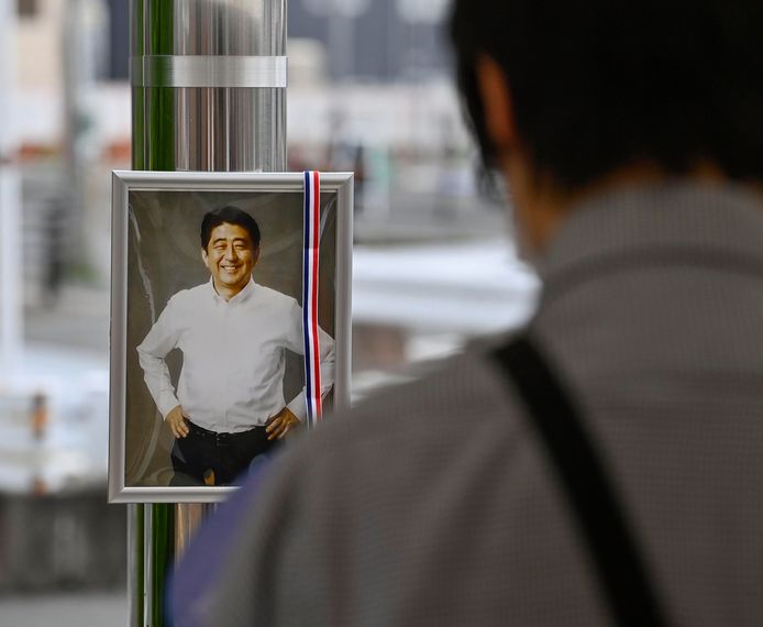 Een foto van Shinzo Abe in de buurt van de plek waar hij werd neergeschoten in Nara.