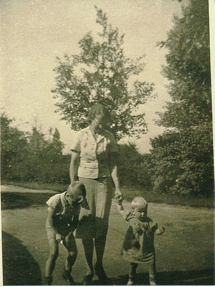 Jeanne met haar moeder en broer