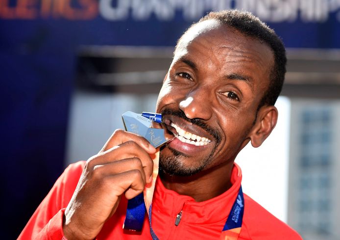 Bashir Abdi met zijn zilveren plak na de 10.000 meter op het EK atletiek.