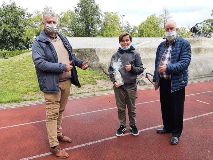 Schepen van Afvalbeleid Johan Servé (Vooruit) en burgemeester Marc Snoeck (Vooruit) bedanken Oscar De Baets met een kleine Vaantjesboer voor zijn inzet op het skatepark.