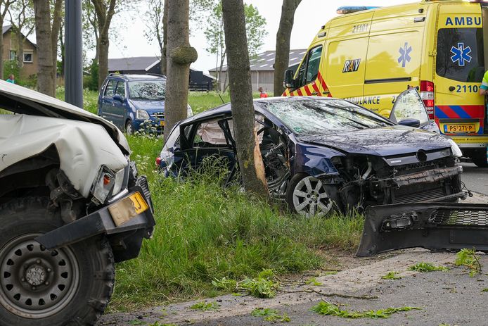 Twee auto's zijn dinsdag aan het eind van de middag tegen twee verschillende bomen gebotst aan de Grintweg in Kruisstraat.