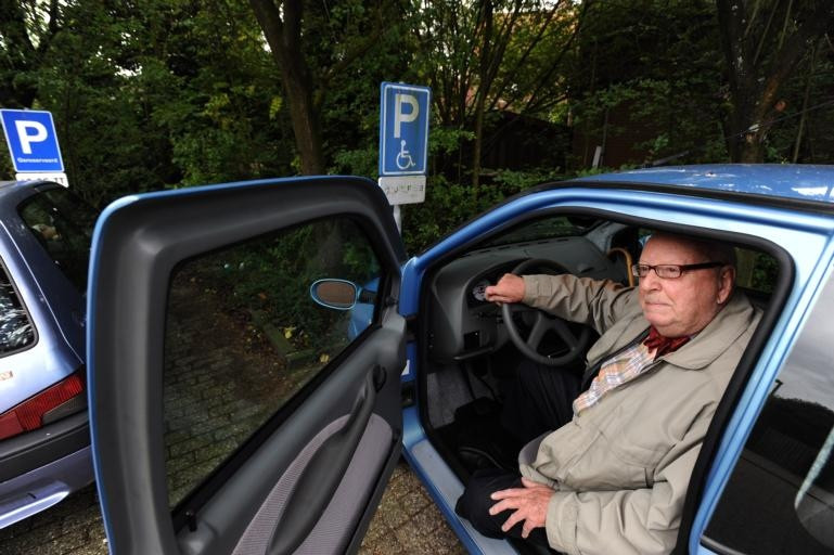 De hoogbejaarde Victor Bernhard uit Breda is woest dat een onverlaat er met zijn invalidenparkeerkaart vandoor is gegaan na een inbraak in zijn auto. In wat voor wereld zijn wij terechtgekomen, vraagt hij zich af. foto Rosé Lokhoff