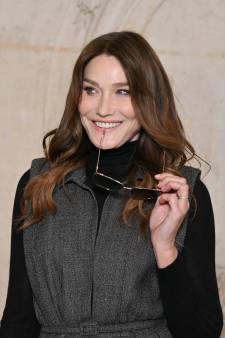 Carla Bruni provoque un tollé en posant au milieu des poubelles à Paris: “Affligeant”