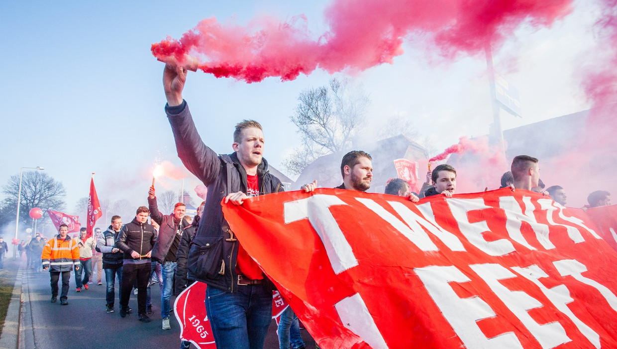 Ruim 4 duizend ontevreden supporters van FC Twente liepen in maart een protestmars. Beeld anp