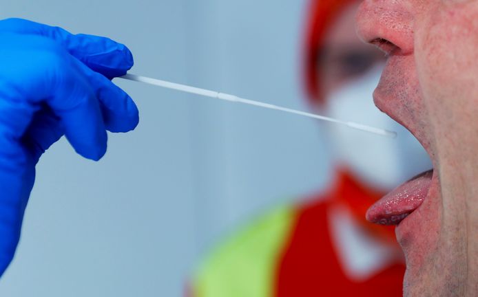 Een PCR-test wordt uitgevoerd op een neus- of keelwisser en achteraf manueel geanalyseerd door laboranten.