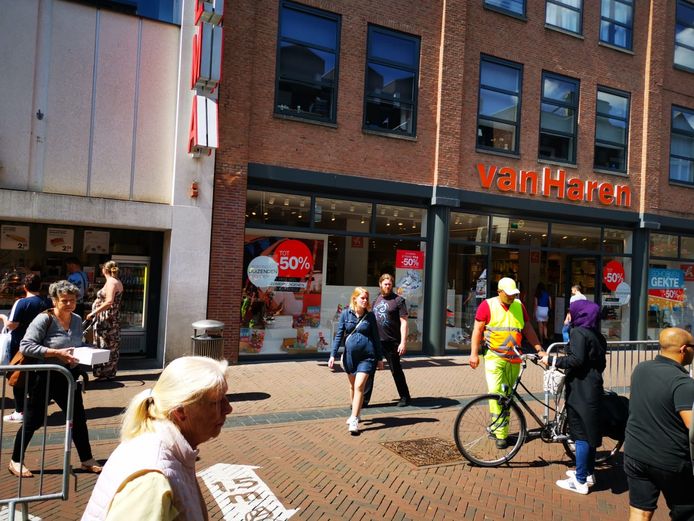 De doorsteek tussen de dranghekken aan de Hoofdstraat ter hoogte van de Hema en Van Haren.