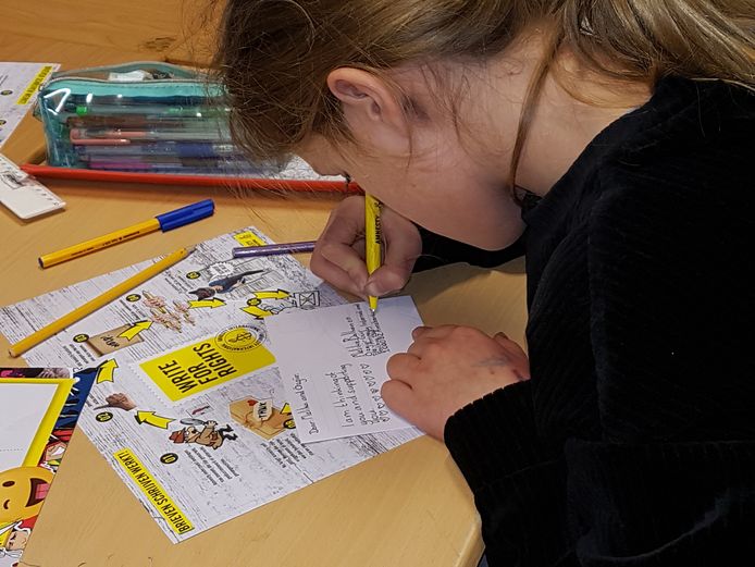 De jaarlijkse schrijfactie van Amnesty International is een begrip - niet alleen in de bieb maar ook op scholen.
