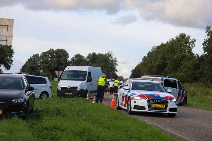 De politie legde zondag de straatrace op de IJsselmeerdijk stil.