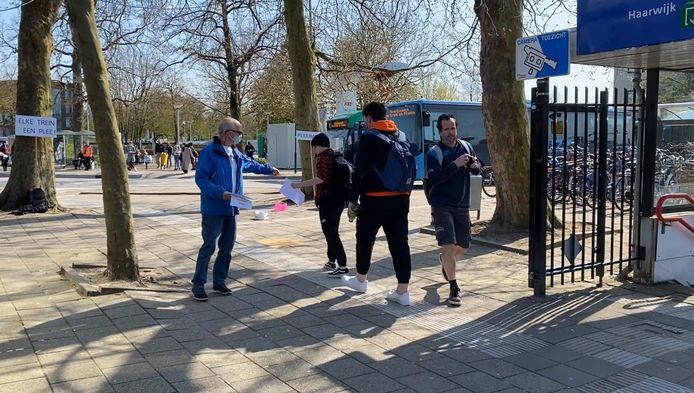 Op station Gorinchem werd actie gevoerd voor toiletten in de treinen van de MerwedeLingeLijn.