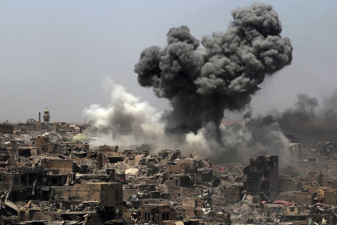 Een aanval van de internationale coalitie tegen IS in Mosul, Irak, in juli 2017.