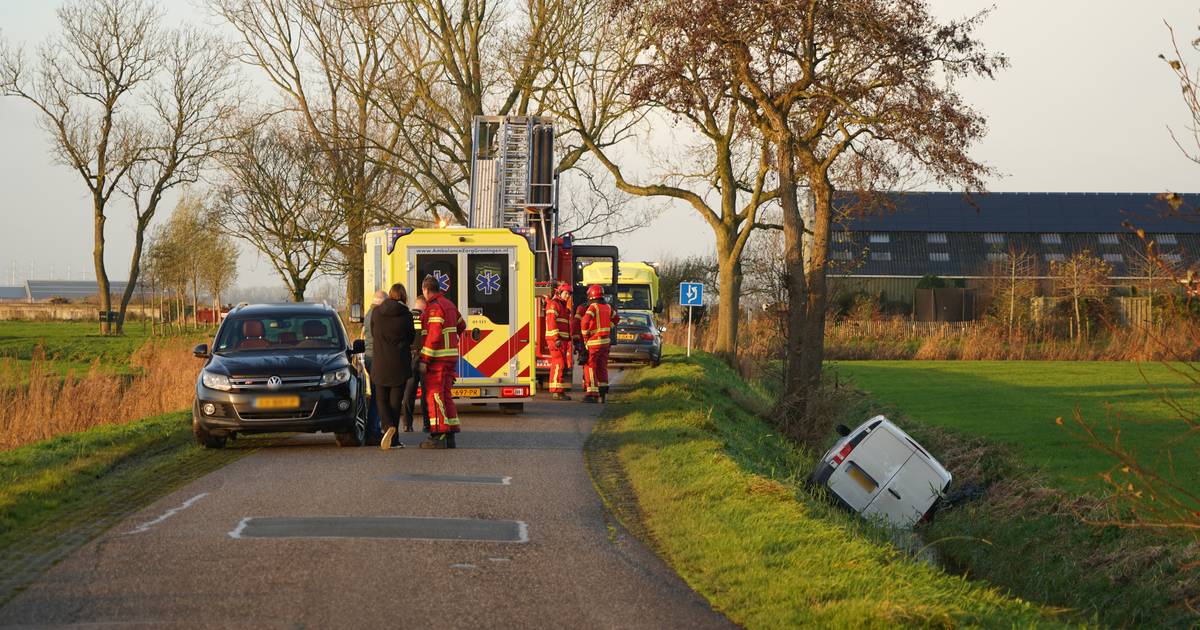 Bestelbus rijdt sloot in langs Halteweg in Middelstum