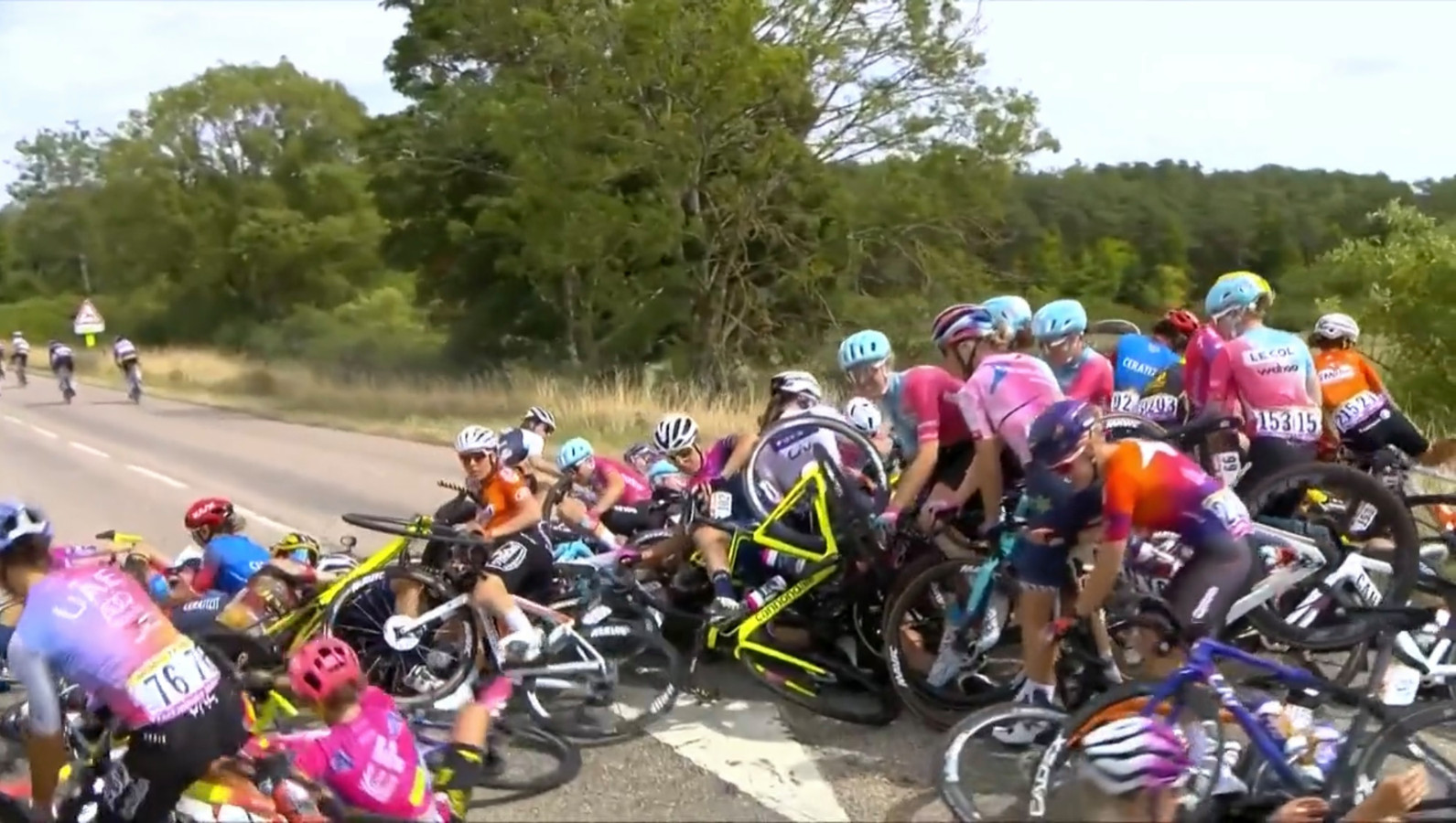 vrouw veroorzaakt valpartij tour de france