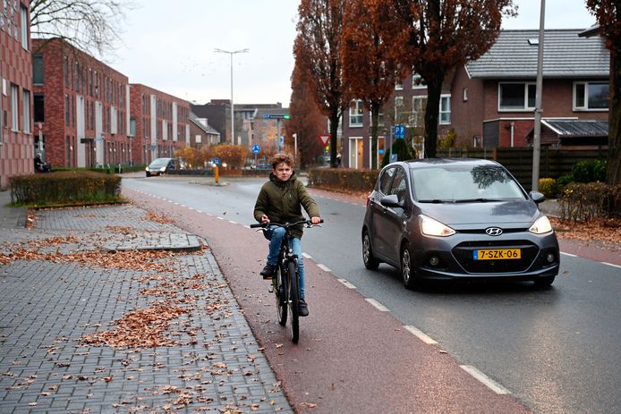 De Parkweg in Hardenberg, met links het Zone en Alfa College. De gemeente paste de plannen voor aanpak van de weg aan naar aanleiding van zienswijzen op het nieuwe gemeentelijk verkeer en vervoersplan.
