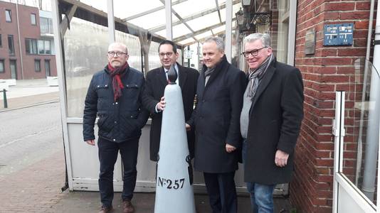 Burgemeester Rik Frans van Stabroek, zijn collega Steven Adriaansen van Woensdrecht, schepen Luc Janssens van Kapellen en de Putse wethouder Martin Groffen bij de paal voor taverne Grenszicht in Putte.