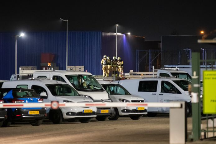 Politie en brandweer doen onderzoek naar de drugscaravan met afval in Roosendaal.