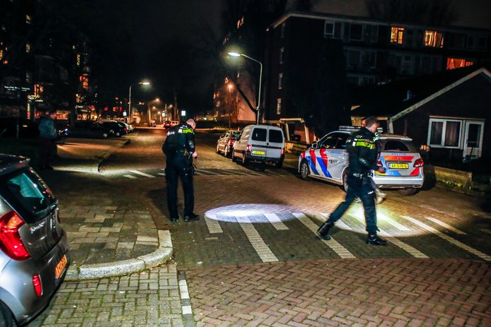 De politie doet onderzoek op de Troelstraweg in Dordrecht.