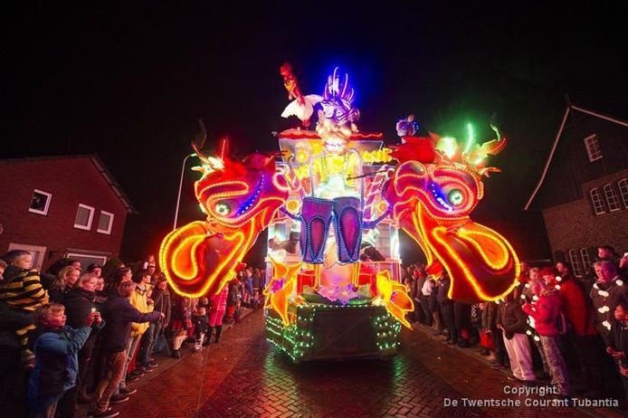De Oranjewijk deed met de wagen 'Gestript mee aan de 14e editie van de Twentse verlichte carnavalsoptocht in Tubbergen