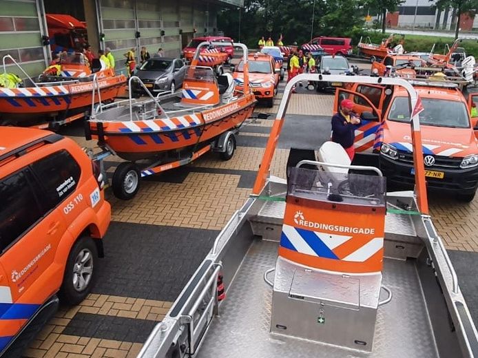 Reddingsbrigades uit heel Brabant verzamelen voor de kazerne in Maastricht.