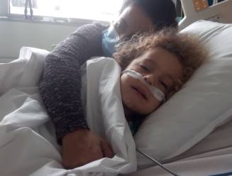 Kaïs (4) ligt op intensive care door Covid-19, zijn papa waarschuwt: “Ik was niet bezorgd over corona, tot ik hem moest achterlaten in het ziekenhuis”