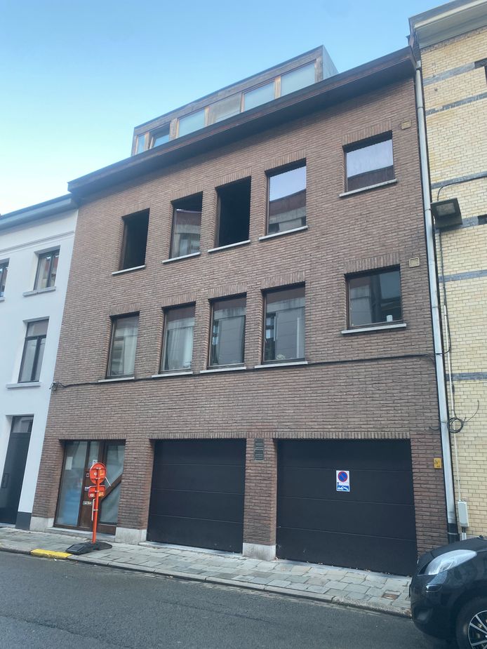 MECHELEN - De brand woedde in de slaapkamer van een appartement langs de Nieuwe Beggaardenstraat op de tweede verdieping.
