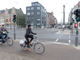 Vijfwegen na heraanleg eerste kruispunt waar fietsers en voetgangers tegelijk groen licht krijgen