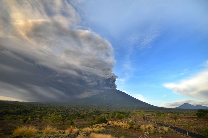 De rookwolken van vulkaan Agung zijn in de wijde omtrek te zien.