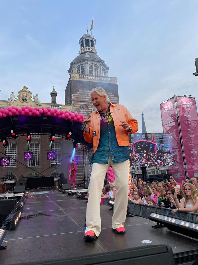 Johnny Logan op het podium op de Grote Markt.