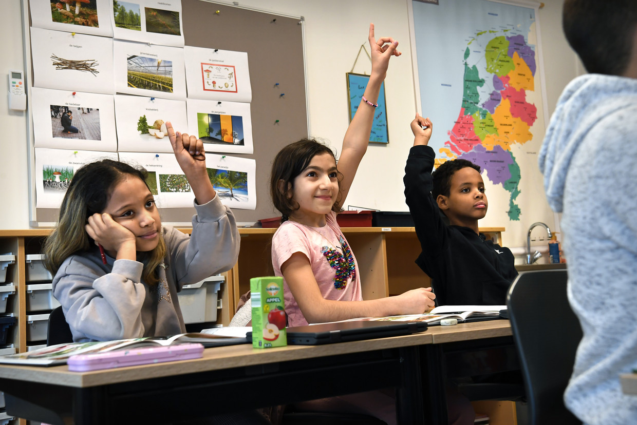 Van links af: Blaen, Rahma en Naol op basisschool De Verrekijker in Katwijk. Beeld Marcel van den Bergh / de Volkskrant