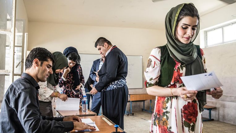 Stemmen in Erbil maandag: onder Koerden zorgt het referendum voor veel vreugde, bij jong en oud. Beeld Marlena Waldthausen