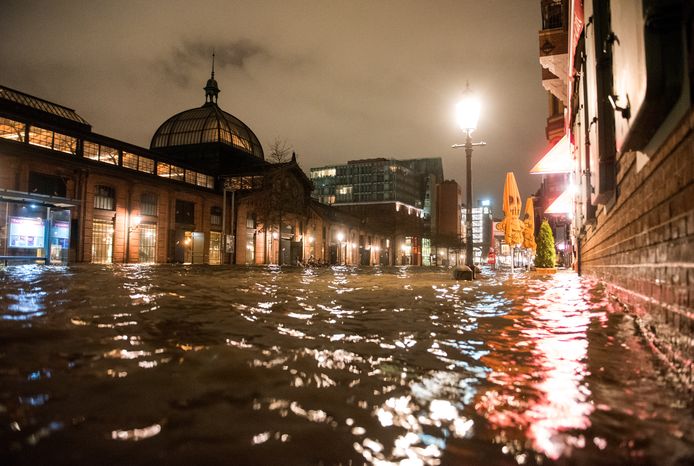 Het water van de Elbe zet de vismarkt in Hamburg blank.