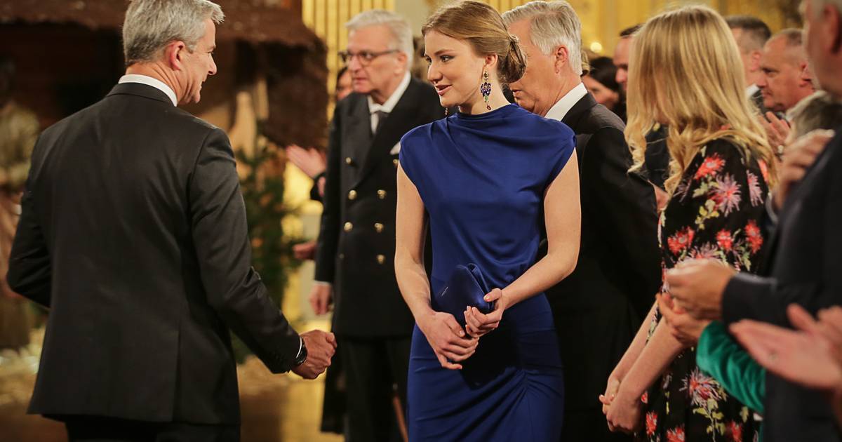in the picture.  The royal family gathers for a Christmas party, glamorous Elizabeth garners international acclaim |  Kings