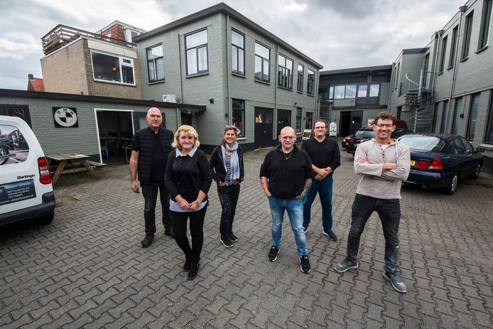 Ondernemers en kunstenaars aan het Hengelose Kunstplein aan de Uitslagweg.