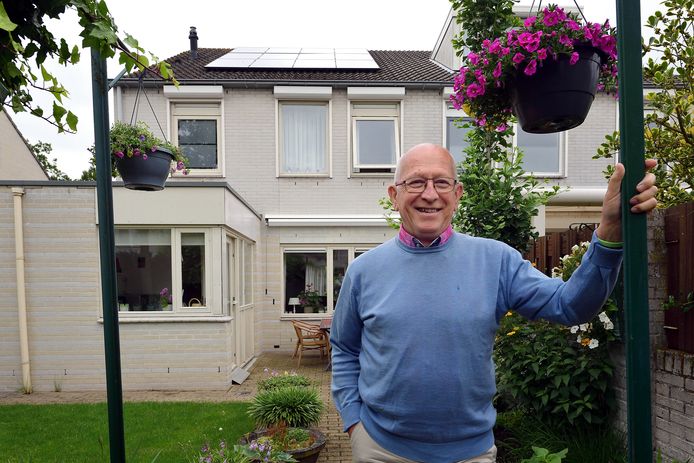 Marius van Amen (83) vroeg voor de aanleg van zonnepanelen een stimuleringslening aan van 7.000 euro, maar die werd afgewezen vanwege zijn leeftijd.