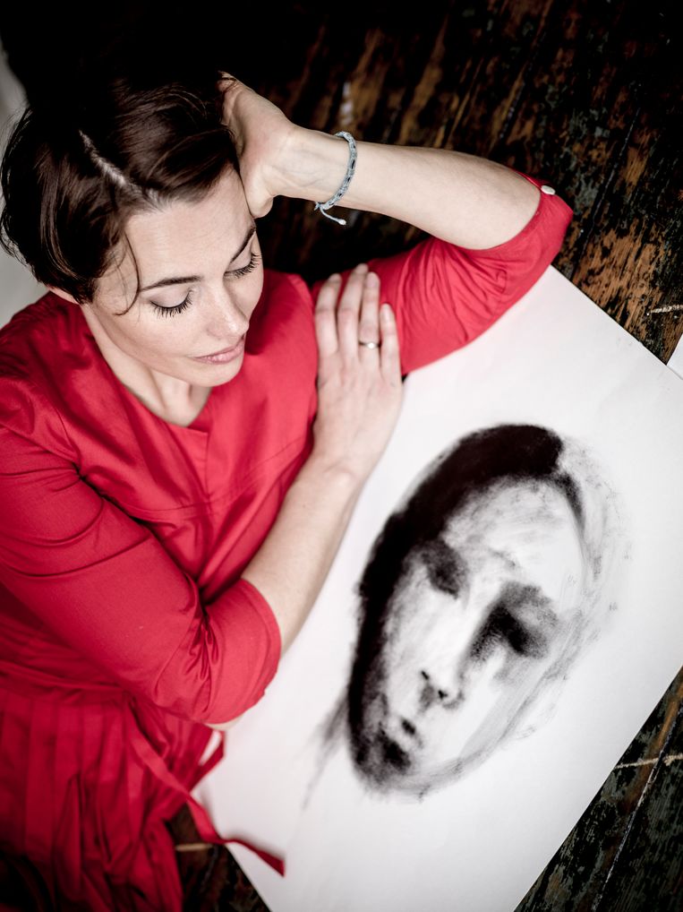 “Ik weet wel dat het duidelijke beeld dat ik nu nog van mijn vader heb niet altijd intact zal blijven. Daarom heb ik me voorgenomen elke avond in een boekje een herinnering aan hem op te schrijven. Opdat hij zou blijven.” Beeld Johan Jacobs Humo