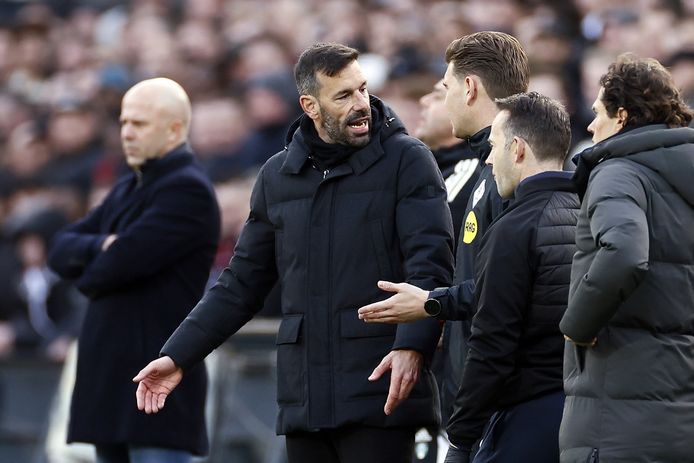 PSV-trainer Ruud van Nistelrooij was niet te spreken over het optreden van de arbitrage in de topper tegen Feyenoord.