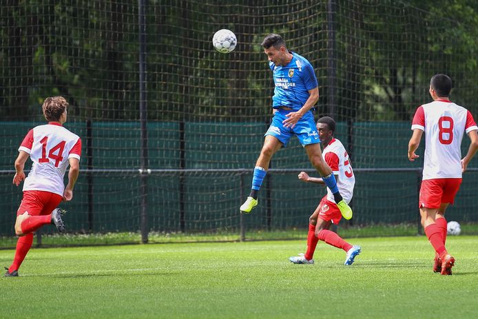 Vitesse-spits Oussama Darfalou knikt de 1-0 binnen tegen Jong FC Utrecht.