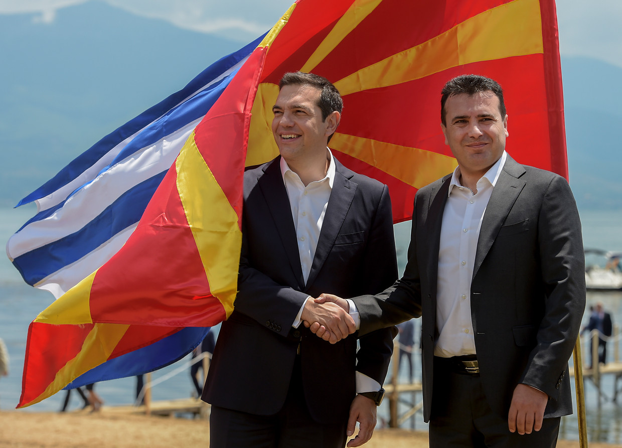 De Griekse en de Macedonische premier Tsipras en Zaev. Beeld EPA