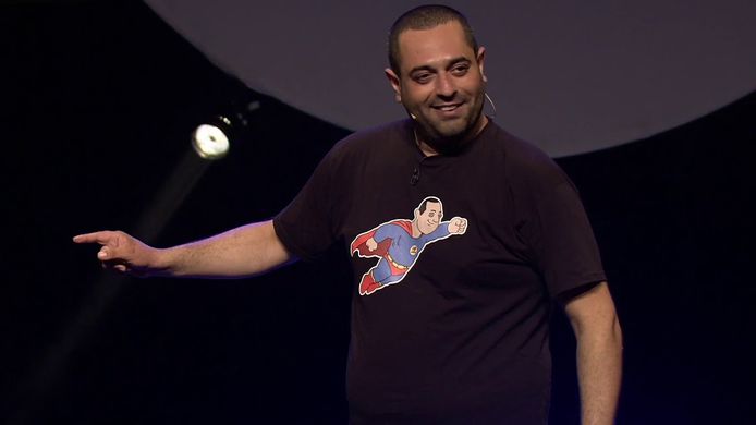 Comedian Erhan Demirci aan het werk.