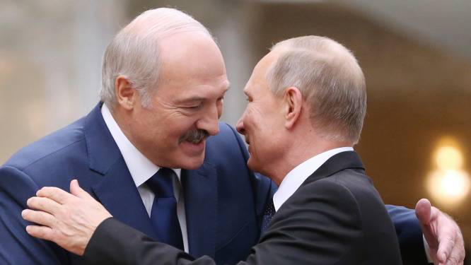 Loekasjenko maakt ongekende U-bocht en meldt zich met hangende pootjes bij Poetin