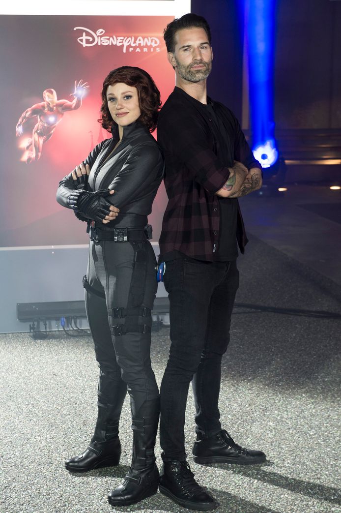 De Q-dj en presentator haalt zijn stoerste blik naar boven aan de zijde van Black Widow.
