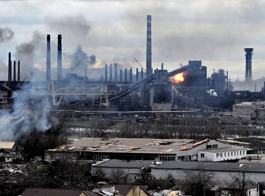 In de buurt van de staalfabriek in Marioepol zouden hevige straatgevechten aan de gang zijn. 