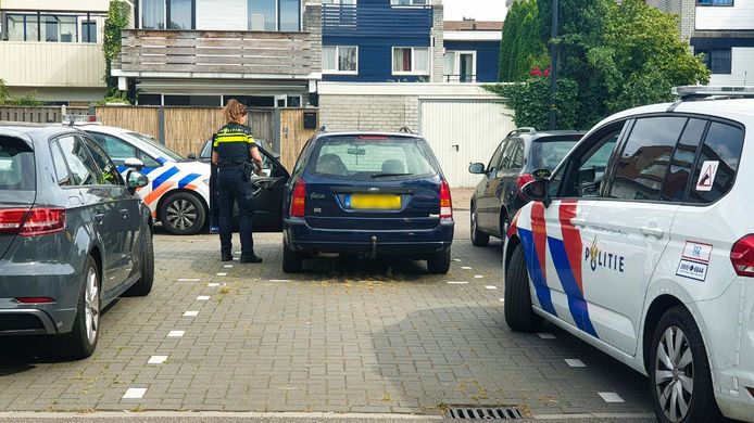 In de Fresiastraat in Enschede heeft de politie zondagmiddag een man aangehouden na een achtervolging door de wijk Stokhorst.