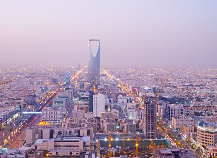 De hoofstad van Saoedi-Arabië is te herkennen aan de 'Kingdom Tower'. In Riyad wonen liefst zes miljoen mensen.