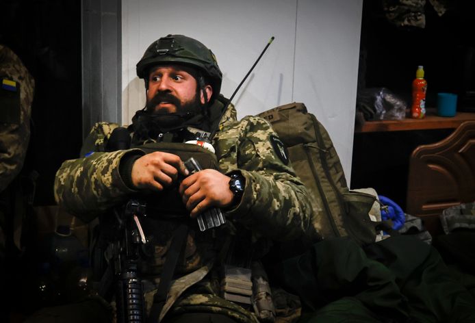 Een Oekraïense officier zit in een schuilplaats in Soledar waar de gevechten heel heftig zijn.