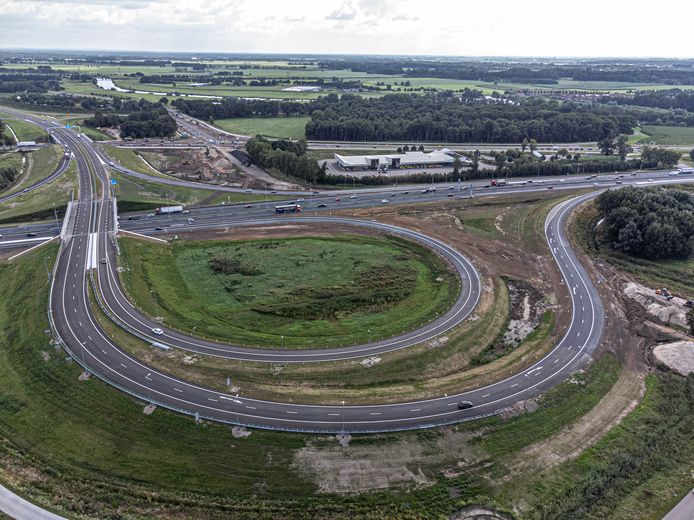 Afslag ommen op de A28 (linksboven) heeft veel schade aan het wegdek. Foto archief